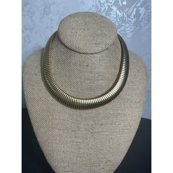 Vintage Gold-Tone Collar Necklace With Ribbed Design & Clasp Closure - Picture 1 of 5